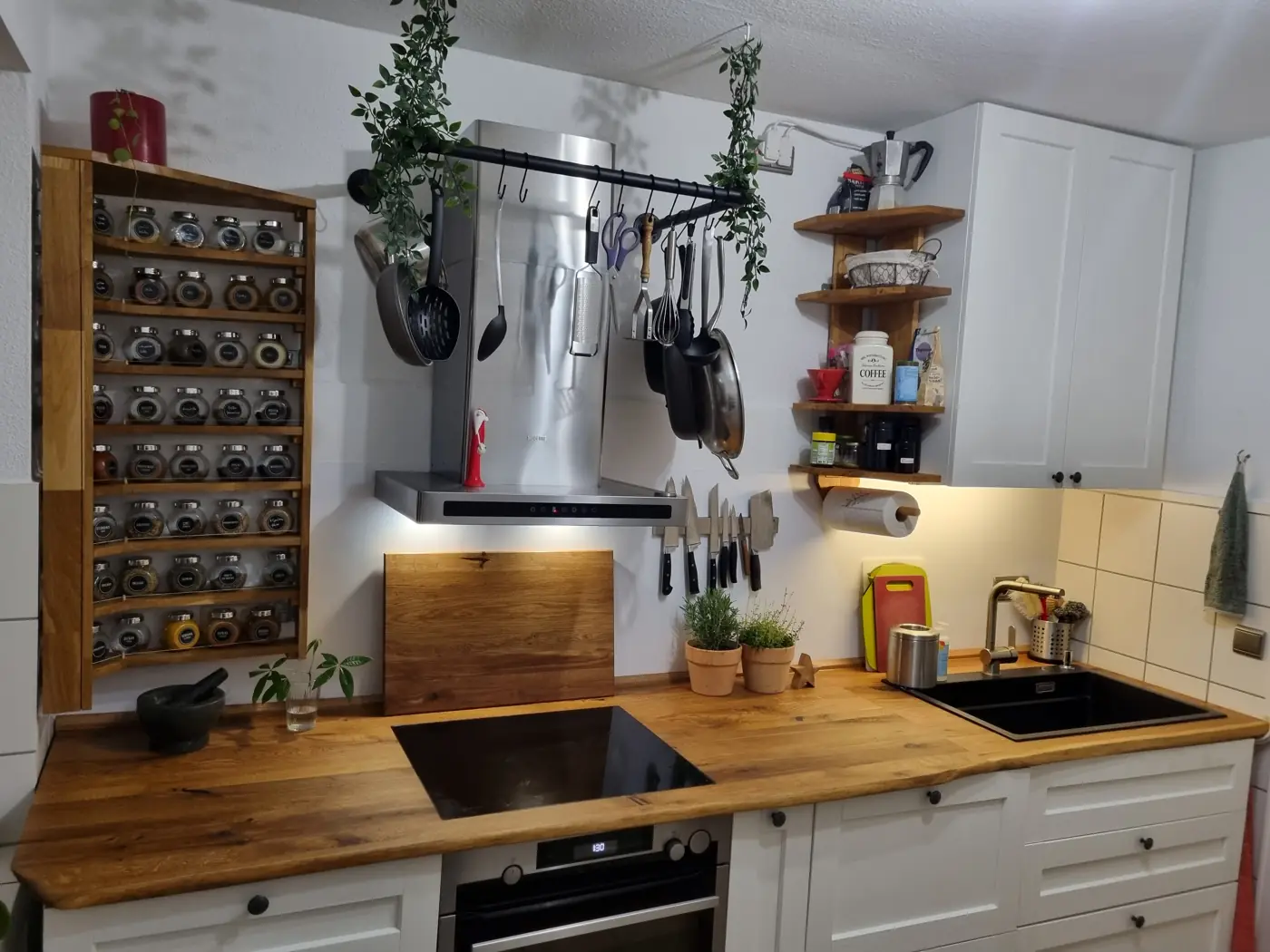 Küche mit selbst gebauter Gewürzwand aus Holz und vielen Gewürzgläsern