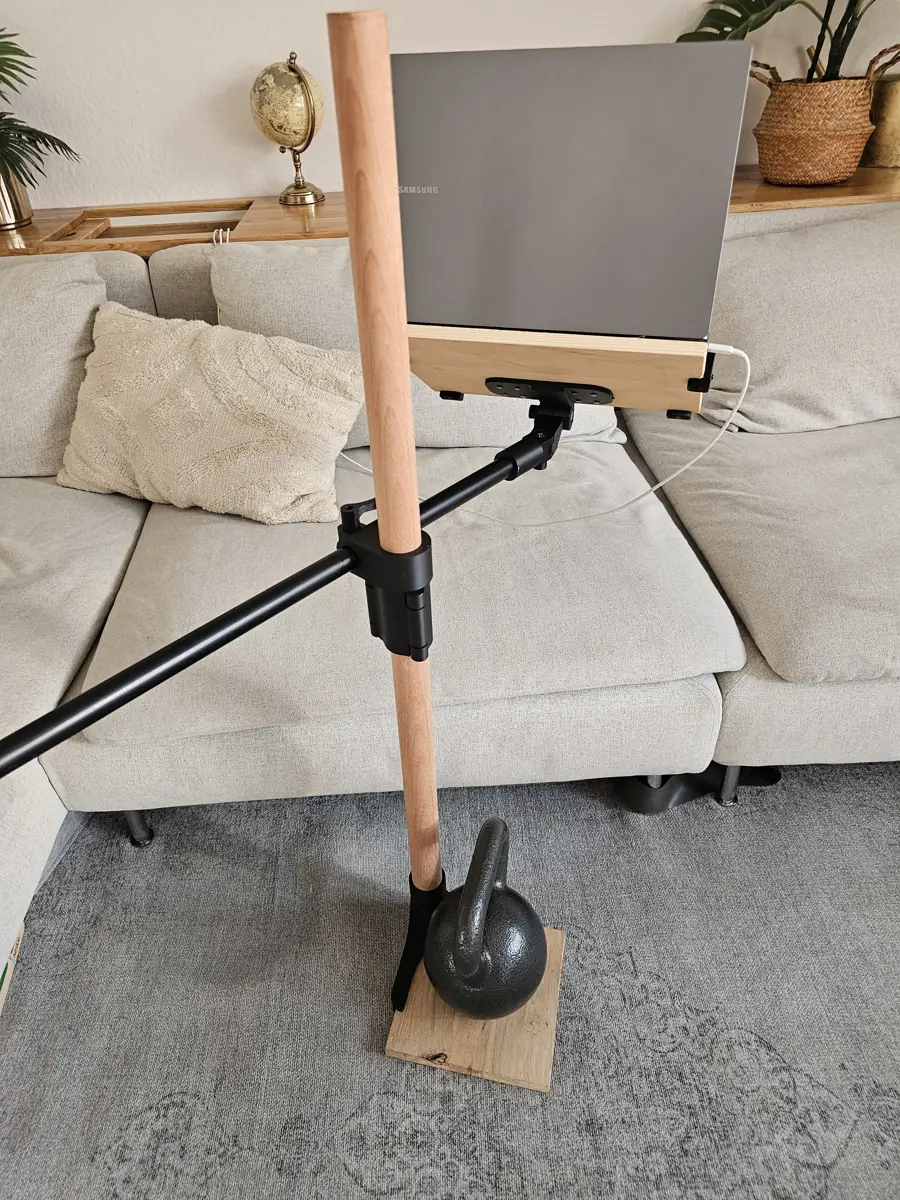 Fertiges Laptop-Stativ: Holzstab auf Kettlebell, gedruckte Klemmen halten die Laptop-Ablage