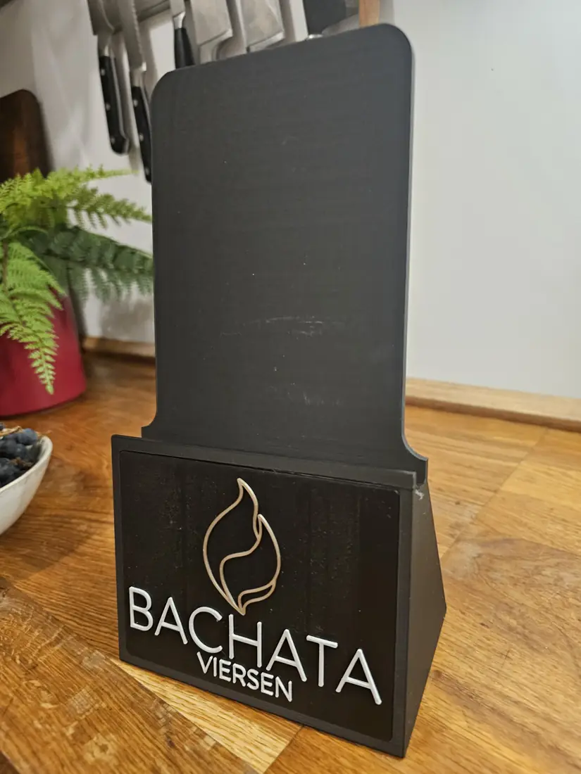Schwarzer Flyer-Aufsteller mit Bachata-Logo