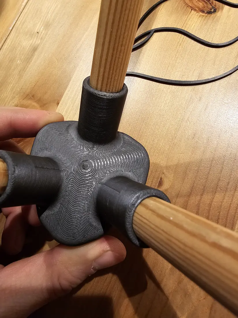 Gedruckter Verbinder hält drei Holzstäbe