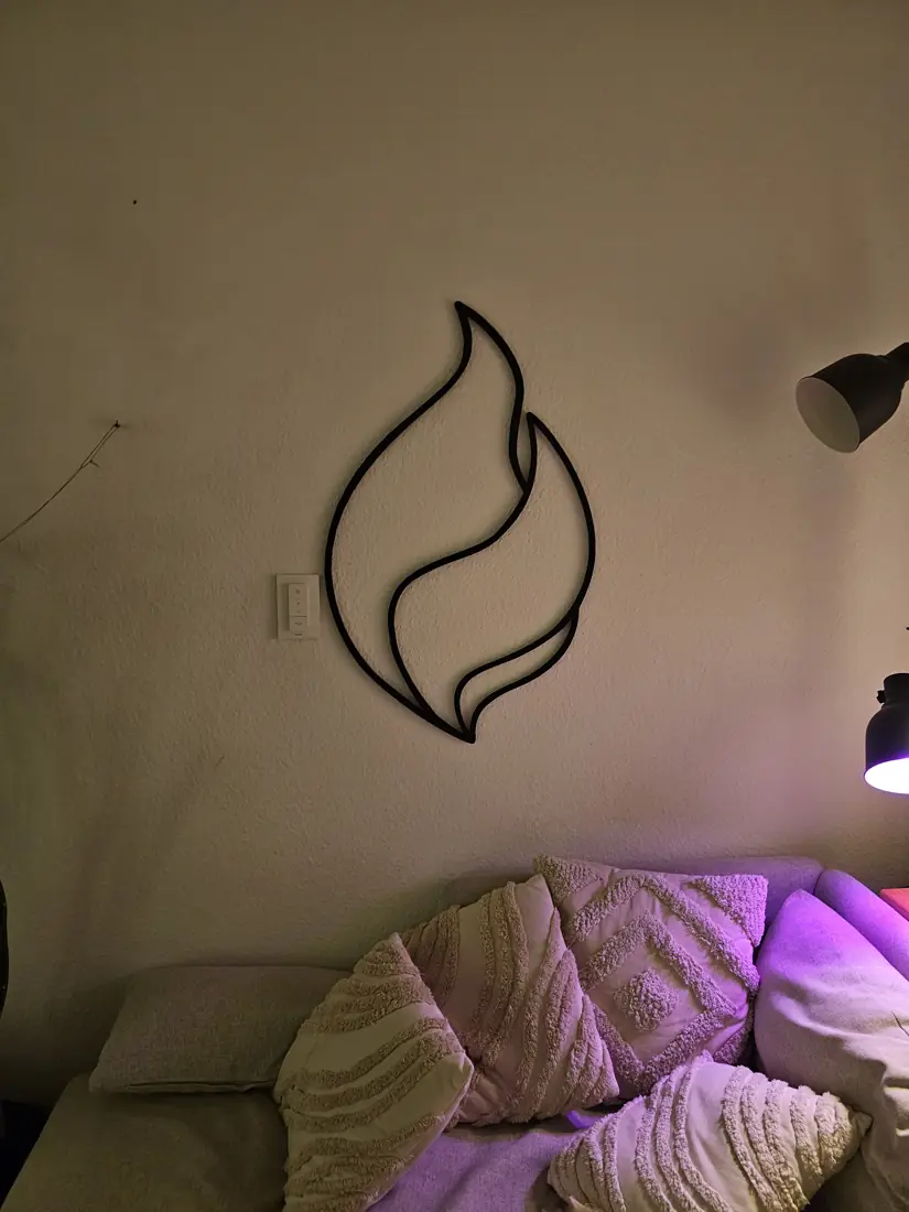 Gedrucktes Flammen-Logo an der Wand